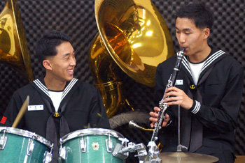 해군1함대 군악대에서 근무하는 최원일(왼쪽), 최원두 형제가 함께 연주를 하고 있다.[해군본부 제공]