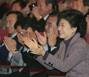 한나라 사학법 반대 당원교육한나라당 박근혜 대표(오른쪽)가 18일 서울 서대문 문화체육관에서 열린 ‘날치기 사학법 원천무효당원교육’ 행사에 참석해 박수를 치고 있다. 연합뉴스