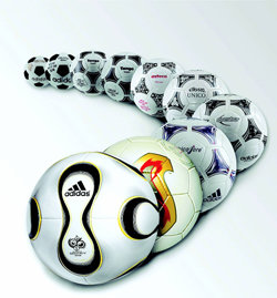 역대 월드컵 공인구. 아디다스 텔스타, 텔스타, 탱고 칠레, 탱고 에스파냐, 아즈테카, 에트루스코 유니코, 퀘스트라, 트리콜로, 피버노바와 2006년 독일 월드컵 공인구 팀가이스트(뒤부터 시계방향). 동아일보 자료 사진
