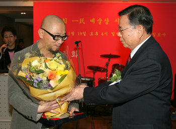 일민예술상 수상자 최정화 씨(왼쪽)가 윤양중 일민문화재단 이사장으로부터 상패를 받고 있다. 강병기 기자