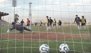 “다시 시작이다” 한국 축구대표팀이 19일 아랍에미리트(UAE) 두바이를 떠나 두 번째 전지훈련지인 사우디아라비아 리야드로 이동했다. 선수들은 전날 UAE전 패배의 충격을 뒤로하고 알 나세르 구장에서 편을 갈라 가볍게 훈련을 했다. 한국은 21일 오후 11시(한국 시간) 그리스와 2차 평가전을 한다. 리야드=연합뉴스