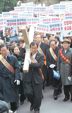 “사학법 재개정하라”개신교 목회자 평신도 등 7000여 명은 19일 오후 서울 중구 저동 영락교회에서 ‘사학수호 비상기도회’를 열었다. 이 중 2000여 명은 서울시청 앞까지 행진하며 ‘개정 사학법 철폐’ ‘사학법 재개정’ 등을 요구했다. 원대연 기자