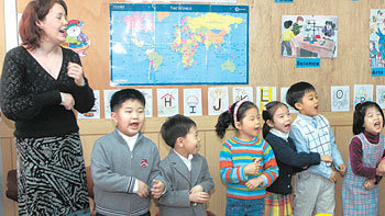 20일 서울 성북구의 한 영어유치원에서 취학 전 아이들이 원어민 교사로부터 노래와 율동으로 영어를 배우고 있다. 초등학교 1학년으로 영어교육 시기를 앞당기겠다는 교육당국의 발표 이후 영어 조기교육에 대한 관심이 높아지고 있다. 박영대 기자