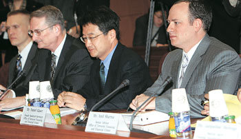 대니얼 글라서 미국 재무부 테러단체 자금 및 금융범죄 담당 부차관보(오른쪽)가 23일 서울 종로구 세종로 외교통상부 청사 상황실에서 한국 정부 당국자들과 만나 북한의 위조지폐 및 돈세탁 문제에 대해 협의하고 있다. 홍진환 기자