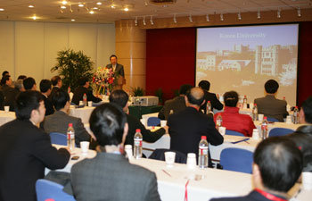 고려대 어윤대 총장이 19일 중국 상하이에서 열린 교무위원 정책·전략회의에서 인사말을 하고 있다. 고려대 교무위원들은 이날 회의에 참석한 상하이교통대 교수들과 교류협력 방안을 논의했다. 사진 제공 고려대