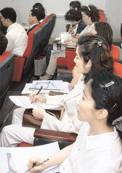 수학경시대회에서 입상하면 상급학교 진학 시 유리해 학부모들의 관심이 많다. 수학경시대회 설명회에 참석한 학부모들이 주최 측의 설명을 경청하고 있다. 동아일보 자료 사진