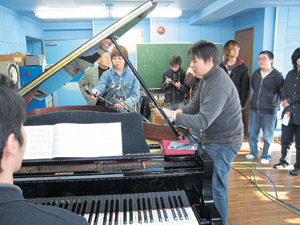 음향기술전문학교 학생들이 피아노를 사이에 두고 마이크의 숫자와 위치를 바꿔 가며 녹음실습에 몰두하고 있다. 도쿄=천광암 기자