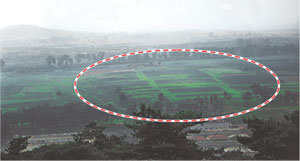 북한 평양 대성산 소문봉 중턱에서 내려다본 안학궁 터(점선 안). 안학궁은 대성산성을 끼고 평지에 조성된 궁성이다. 사진 제공 고구려연구재단