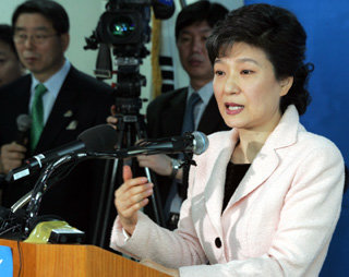 답변하는 박근혜대표26일 오전 박근혜한나라당 대표가 염창동 당사에서 가진 신년 기자회견에서 기자들의 질문에 답변하고 있다.[연합]