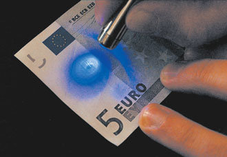 형광잉크가 들어간 유로화. 형광잉크는 자외선을 비출 때만 빛을 발하는 특수잉크다. 5유로 지폐에 자외선을 비추면 눈에 보이지 않던 하얀 줄이 나타나 위조 여부를 판단할 수 있다. 사진 제공 GAMMA