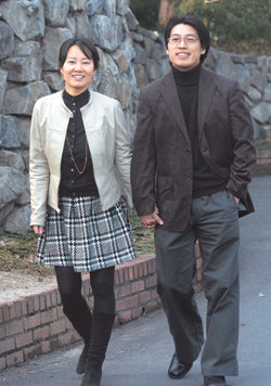 전은경(왼쪽) 김용섭 씨의 부부 수칙 1조는 혼자가 아니라 ‘함께 크자’는 것이다. 이들은 디지털 세계의 새로움과 아날로그의 인간미를 아우르는 게 사랑이라고 말한다. 변영욱 기자