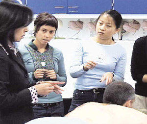 EBS 설 특집 다큐멘터리 3부작 ‘세계로 가는 동양의학’. 사진 제공 EBS