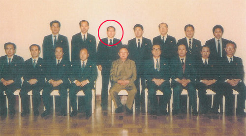 1990년 2월 16일 신천초대소에서 찍은 김정일 생일기념사진. 김정일 바로 뒤에 사람이 강상춘. 사진제공 월간조선