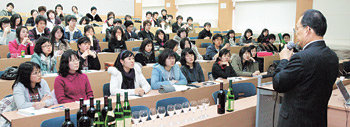 연세대의 ‘2006 연세 예비대학’에 참가한 이 대학 합격생들이 18일 ‘와인과 문화’ 강의를 듣고 있다. 요즘 대학 합격생은 입시 준비생만큼이나 바쁘다. 사진 제공 연세대