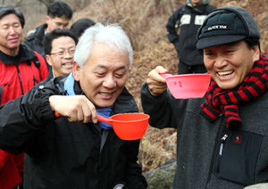 여야 원내대표 ‘山上회담’열린우리당 김한길 원내대표(왼쪽)와 한나라당 이재오 원내대표가 30일 함께 북한산을 오르던 중 대동문 아래 약수터에서 물을 마시고 있다. 김경제 기자