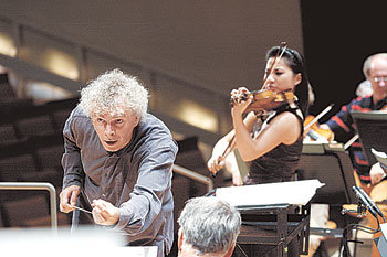 함께 녹음 중인 베를린 필의 지휘자 사이먼 래틀(앞)과 바이올리니스트 사라 장. 사진 제공 EMI