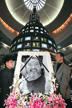 31일 오후 경기 과천시 국립현대미술관 1층에 있는 고 백남준 씨의 작품 ‘다다익선’ 앞에 설치된 분향소. 박영대 기자