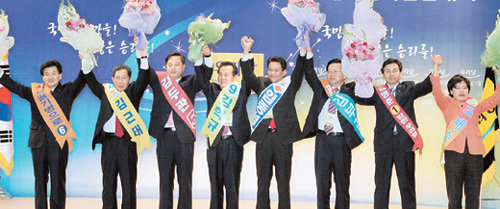 2일 서울 용산구 효창동 백범기념관에서 실시된 열린우리당 전당대회 예비경선을 통과한 8명의 후보가 당원들에게 인사하고 있다. 왼쪽부터 정동영 김근태 김두관 김혁규 임종석 김부겸 김영춘 조배숙 후보. 김동주 기자