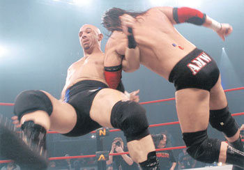 ‘미국판 김일 한번 구경해 볼까?’ 유명 프로레슬러들이 대거 출전하는 세계프로레슬링 챔피언 결정전이 10일 경기 광명시 돔경륜장에서 열린다. 이번 대회에 참가하는 미국의 크리스토퍼 대니얼스(왼쪽)가 팔을 걸어 상대방을 넘어뜨리는 모습이 역동적이다. 사진 제공 신한국프로레슬링협회