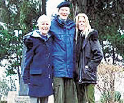 서울시 명예시민이 된 미국인 브루스 테일러 씨가 부인, 딸과 함께 66년 만인 지난달 31일 서울을 찾아 할아버지와 아버지가 안장된 마포구 합정동 양화진 외국인 묘지를 참배했다. 사진 제공 서울시