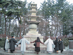 세계 성지순례에 나서는 삼소회 회원들이 6일 전북 익산시 원불교 총부를 방문해 ‘대종사성탑’을 참배하고 있다. 익산=윤정국 문화전문기자