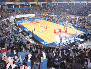 연일 뜨거운 프로농구 응원 열기로 가득한 전주체육관. 동아일보 자료 사진