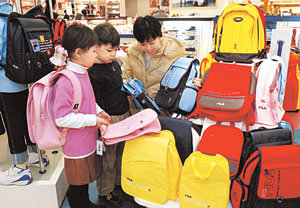 예비 초등생이 학교생활을 잘할 수 있도록 준비해야 할 때다. 가방은 가볍고 편한 것으로 구입해야 좋다. 동아일보 자료 사진