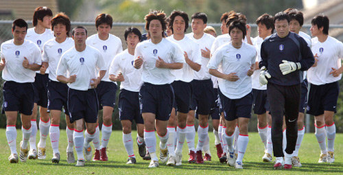 ‘태극전사 독일행 대장정 이상 무.’ 한국 축구 대표팀이 LA 갤럭시와의 경기를 하루 앞둔 8일(한국 시간) 로스앤젤레스 인근 홈디포센터에서 가벼운 달리기로 몸을 풀고 있다. 로스앤젤레스=연합뉴스