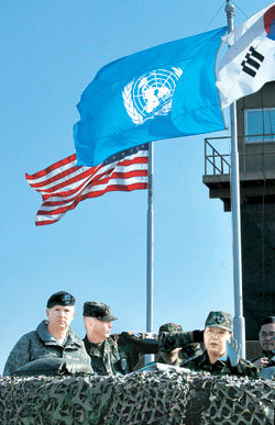 벨 주한미군 사령관, 비무장지대 방문버웰 벨 신임 한미연합사령관 겸 주한미군 사령관(왼쪽)이 9일 판문점 공동경비구역에서 가까운 비무장지대 내 올렛 초소를 방문해 이희원 한미연합사 부사령관(오른쪽)의 안내를 받으며 북측 지역을 둘러보고 있다. 판문점=사진공동취재단