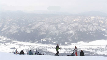 기타알프스 연봉의 중간 계곡에 자리잡은 하쿠바 스키마을의 고류와 하쿠바47 스키장. 멀리 산 아래 보이는 마을이 하쿠바. 나가노=조성하 여행전문기자