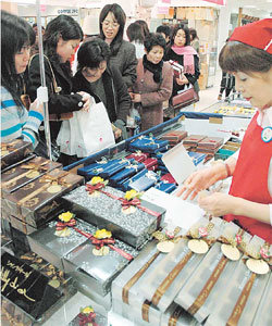 밸런타인 데이를 앞두고 도쿄의 한 초콜릿 가게에서 여성들이 선물을 고르고 있다. 사진 제공 아사히신문