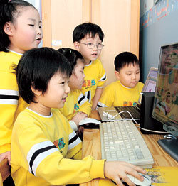 유아의 인터넷 사용이 늘고 있는 가운데 서울의 한 어린이집에서 아이들이 학습용 인터넷 사이트에 들어가 공부하고 있다. 유아의 인터넷 사용에 대한 엄격한 기준이 요구된다는 지적이 많다. 이훈구 기자
