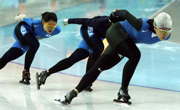 메달을 향하여2006 토리노 동계올림픽에 출전하는 스피드스케이팅 한국여자대표팀 선수들이 9일 실전을 방불케 하는 연습을 하고 있다. 오발링고토=신원건  기자