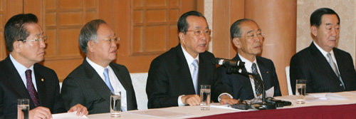 전경련, 경총, 대한상의, 무역협회,중소기업중앙회 등 경제 5단체장들이 10일 서울 중구 소공동 조선호텔에서 한 미 FTA 협상의 성공적 추진을 촉구하는 성명서를 발표하고 기자회견을 가졌다. 왼쪽부터 김용구 중소기업협동조합중앙회 회장 손경식 대한상공회의소 회장 김재철 한국무역협회 회장 강신호 전국경제인연합회 회장 이수영 한국경영자총협회 회장.강병기기자
