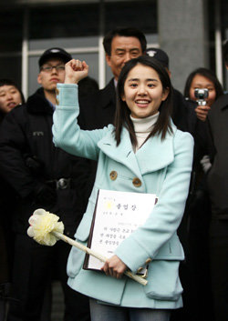10일 광주국제고등학교에서 열린 졸업식에서 영화배우 문근영양이 졸업장을 들고 밝은 표정으로 인사하고 있다. 박영철기자