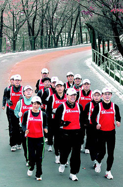 신헌철 사장(앞줄 가운데)을 비롯한 SK 마라톤동호회 회원들이 3월 12일 서울국제마라톤에 대비해 8일 남산에서 훈련을 하고 있다. 박영철  기자