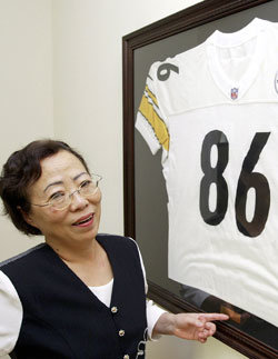 슈퍼볼의 영웅 하인스 워드의 어머니 김영희 씨가 미국 애틀랜타 근교의 자택에서 아들의 등번호가 새겨진 피츠버그 스틸러스의 유니폼을 보여 주고 있다. 사진 제공 헤럴드경제