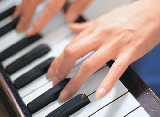 피아노에서는 곡의 가장 중요한 베이스와 멜로디 라인을 대부분 양손의 새끼손가락이 이끌어 간다. 동아일보 자료 사진