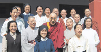 티베트의 정치 종교 지도자 달라이 라마(가운데)가 삼소회 회원들을 접견한 뒤 티베트불교대학 접견실 앞뜰에서 기념 촬영을 했다. 바라나시(인도)=윤정국 문화전문기자