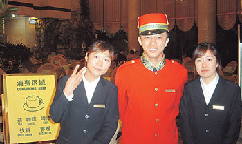 해외 인턴십 프로그램에 참여한 영진전문대 국제관광계열 김현수(왼쪽) 임지연(오른쪽) 씨가 중국 칭다오 하이텐호텔에서 인턴 활동 중 호텔 직원과 포즈를 취했다. 사진 제공 영진전문대