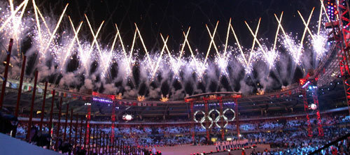 동계올림픽 개막이탈리아 토리노의 스타디오 올림피코(올림픽스타디움)에서 82개국 5000여 명의 선수단과 3만5000여 명의 관중이 지켜보는 가운데 화려한 개회식이 열렸다.[연합]