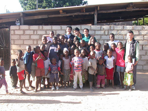 아프리카 짐바브웨에서 아이들과 함께. 안여광씨 사진제공