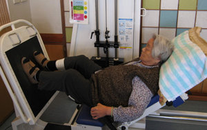 일본 도야마 시 민간 복지시설인 알펜하이츠에서 한 노인이 웨이트 트레이닝 기구를 이용한 재활훈련을 받고 있다. 도야마=천광암  특파원