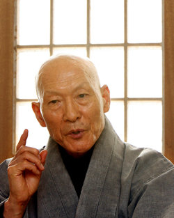 법랍 50세를 맞는 법정 스님. 그는 12일 동안거 해제 법문을 통해 “굳은 마음을 활짝 열어 내 인생의 새 봄날을 맞자”고 당부했다. 홍진환  기자