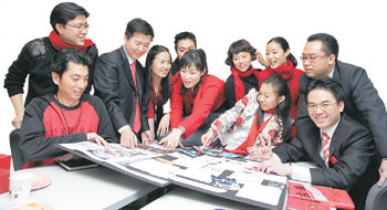 3일 열린 태평양의 디자인 연구모임 ‘유쾌한 커미티’. 중국 디자인을 공부하는 이날에는 중국인이 좋아하는 붉은색 옷차림을 드레스 코드로 정했다. 사진 제공 태평양