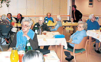 7일 오스트리아 빈 시 서북쪽의 오타크링거가에 있는 라이브하르츠탈 양로원에서 노인들이 점심 식사를 하러 식당에 모였다. 입소자의 연금 수입이 이 시설의 한달 생활비인 1200유로(약 140만 원)에 못 미칠 경우 나머지는 빈 시가 부담한다. 빈=정동우 사회복지전문기자