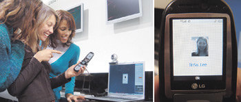 LG전자는 14일(현지 시간) 스페인 바르셀로나에서 개최된 유럽통화방식(GSM) 휴대전화 전시회인 ‘3GSM 세계회의’에서 휴대전화를 받으면 발신자의 이름뿐 아니라 사진도 볼 수 있는 영상발신자표시(VCID) 기술을 선보였다. 바르셀로나=연합뉴스