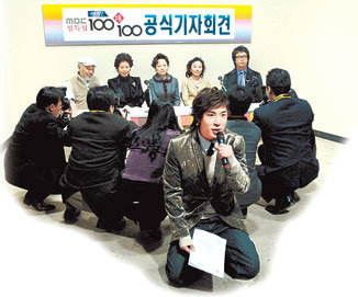 리포터 붐이 무릎을 꿇고 리포팅하고 있다. 사진 제공 MBC