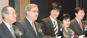 16일 서울 중구 태평로 한국프레스센터에서 열린 한국-프랑스 수교 120주년 기자회견장. 왼쪽부터 권인혁 한국국제교류재단 이사장, 필리프 티에보 주한 프랑스대사, 홍보대사로 위촉된 영화배우 이병헌 씨, 최정화 한국이미지커뮤니케이션연구원 이사장, 이준 한불상공회의소 회장. 강병기 기자