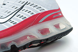 최근 운동 중 신체에 가해지는 충격을 획기적으로 줄이기 위해 뒤꿈치에 ‘커다란 에어백’이나 마이크로 칩을 장착한 신발이 등장하고 있다. 사진은 신발 밑창 전체에 에어쿠션이 들어간 나이키의 ‘에어맥스 360’. 사진 제공 나이키 코리아